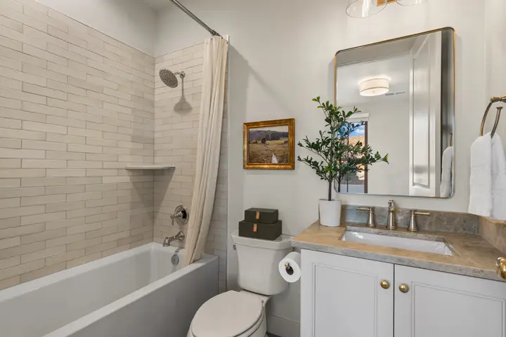 First-floor ensuite bathroom at The Rad Retreat