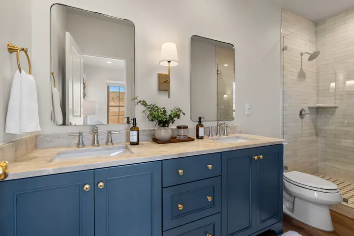 Third-floor ensuite bathroom at The Rad Retreat