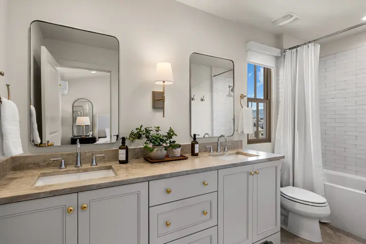 Fourth-floor ensuite bathroom at The Rad Retreat